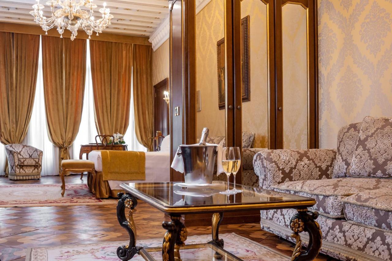 Hotel Ai Reali - Small Luxury Hotels Of The World Venesia Bagian luar foto